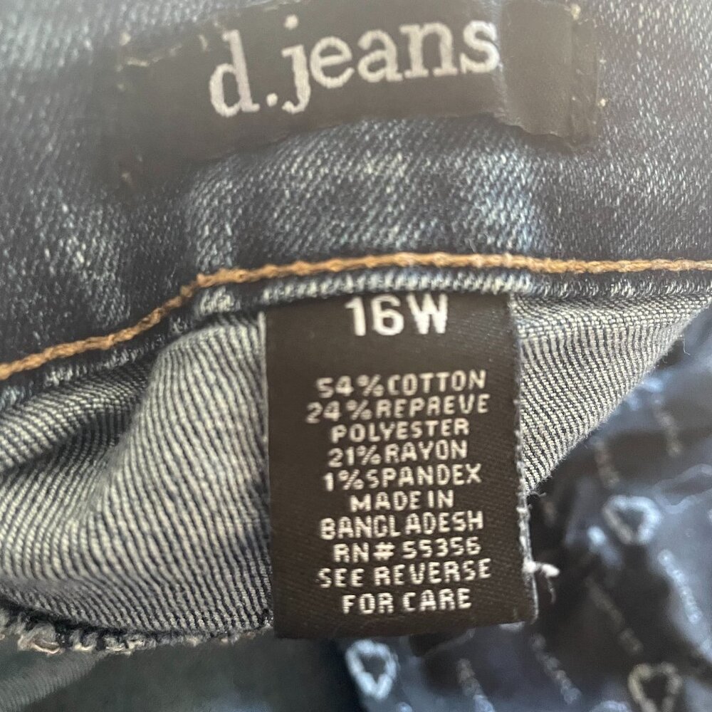 D Jeans, Jean Shorts from Recycled H2O Bottles in Medium Wash with rolled hem - Picture 6 of 6